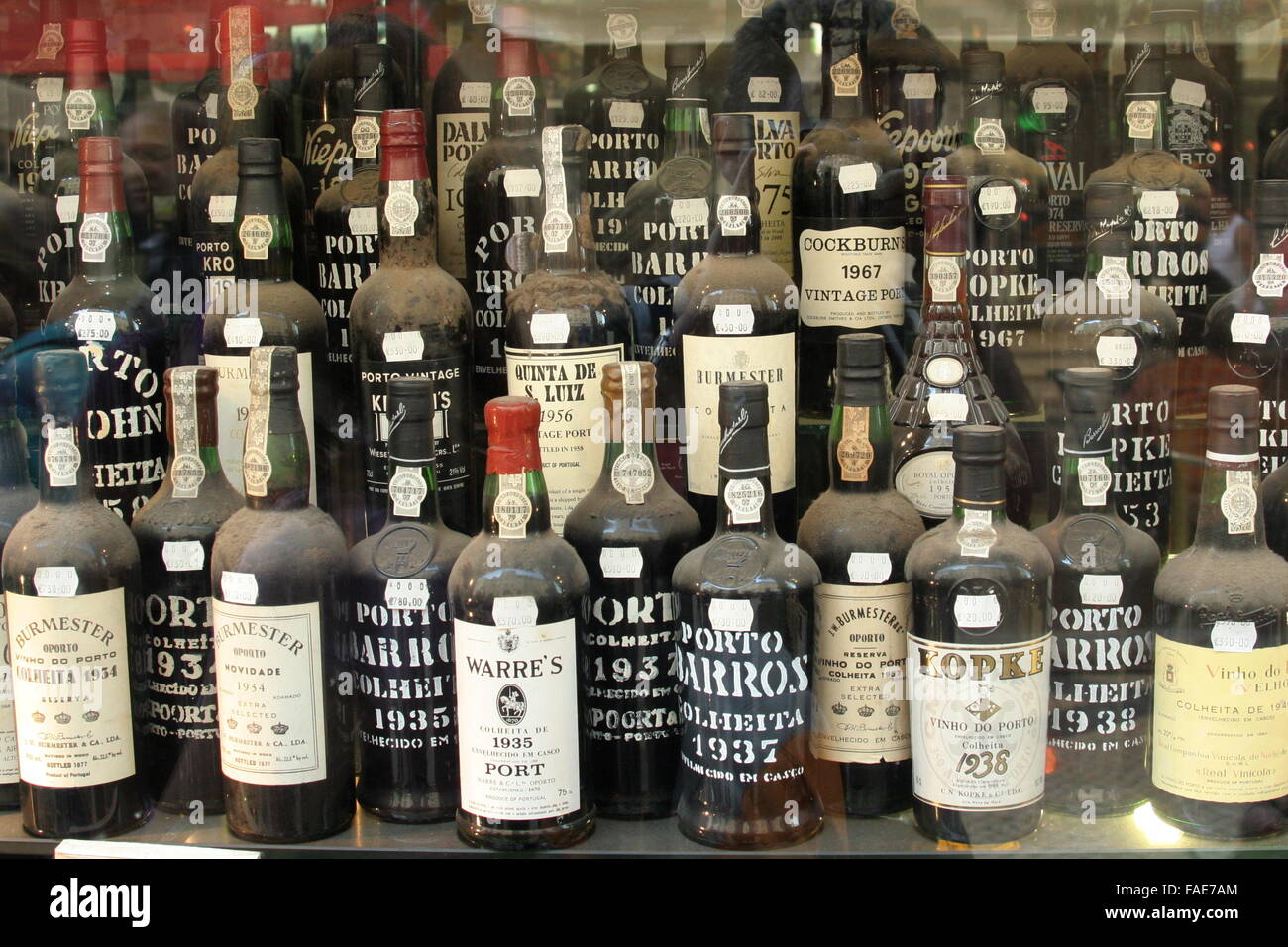 Shop display avec vieux port des bouteilles de vin de Porto, Portugal Banque D'Images