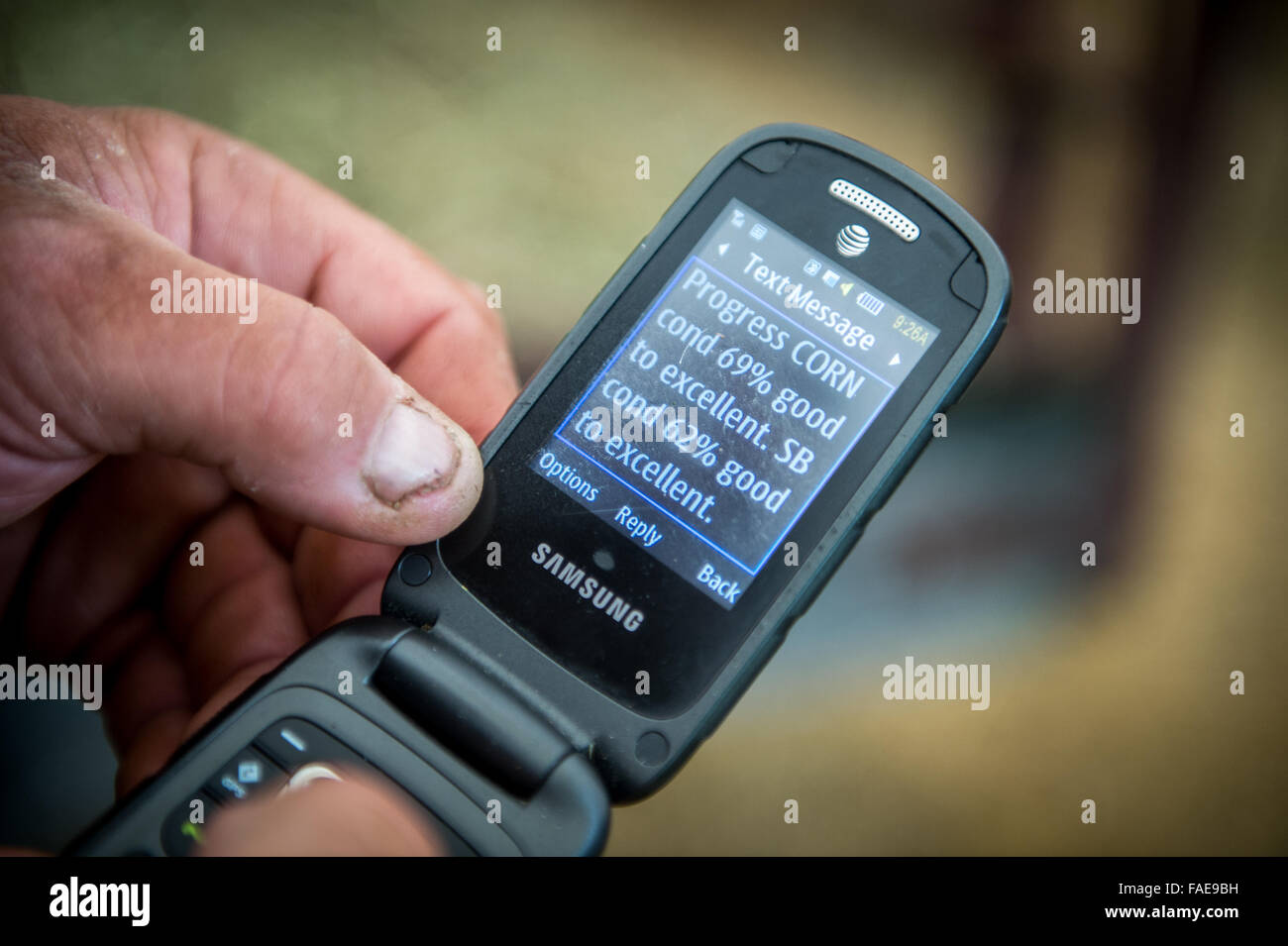 Un téléphone cellulaire avec des informations reçues par message texte Banque D'Images