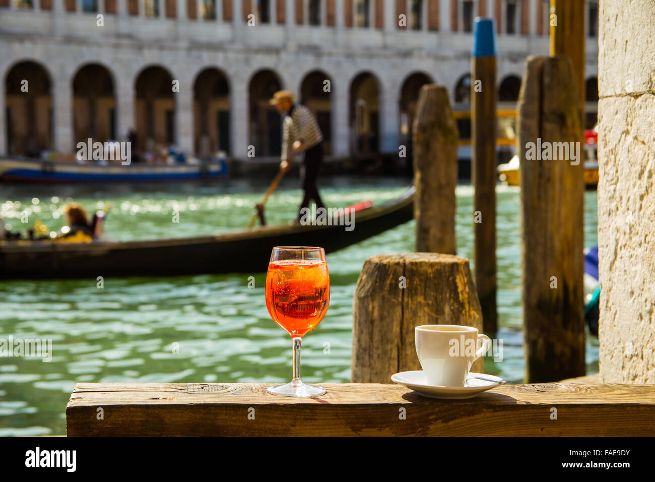 Café et Vénitien Spritz sur la côte-côte sur une journée italienne ensoleillée Banque D'Images