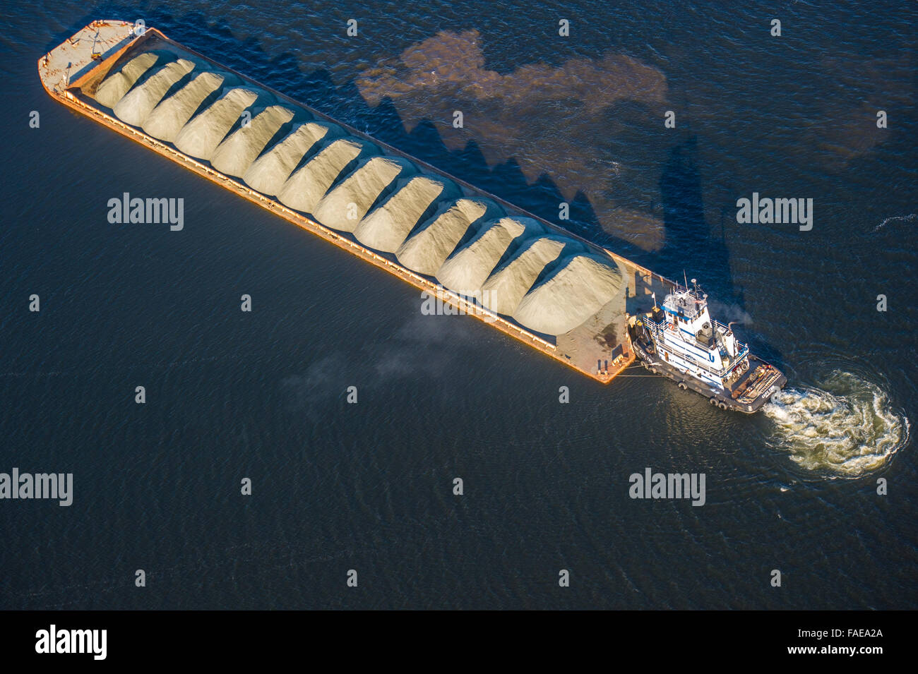 Vue aérienne d'un remorqueur Bateau poussant une barge dans le comté de Harford, Maryland. Banque D'Images