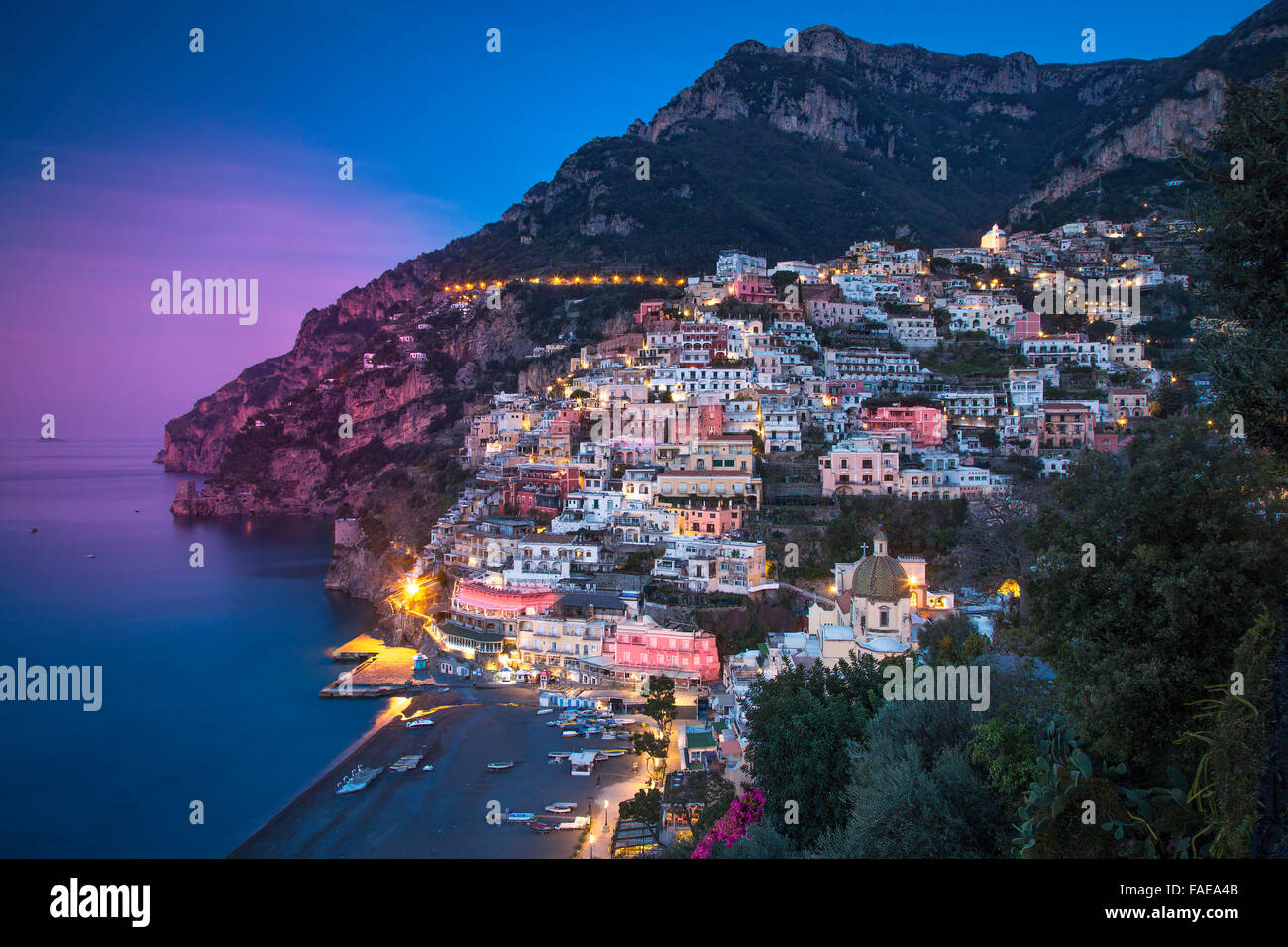 Vue en soirée le long de la côte amalfitaine de la ville de Positano, Campanie, Italie Banque D'Images