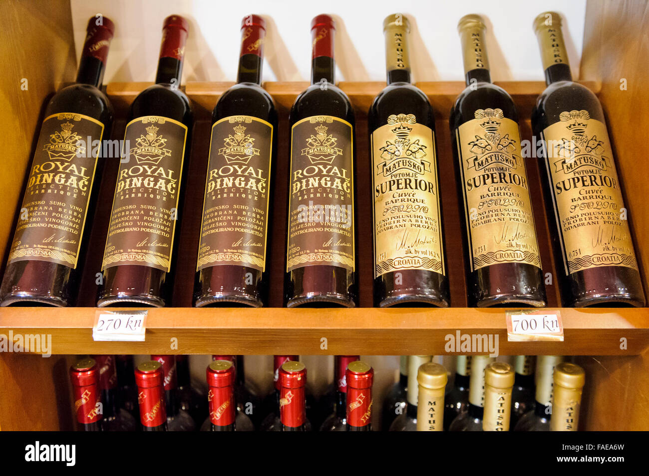 Bouteilles du célèbre vin croate sur des étagères à la vente à la Matusko Winery, Croatie. Banque D'Images