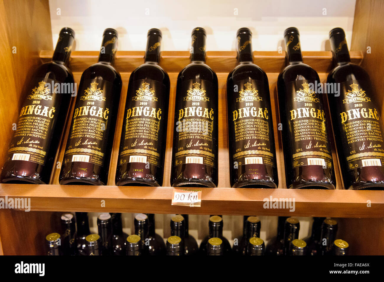 Bouteilles du célèbre vin croate sur des étagères à la vente à la Matusko Winery, Croatie. Banque D'Images