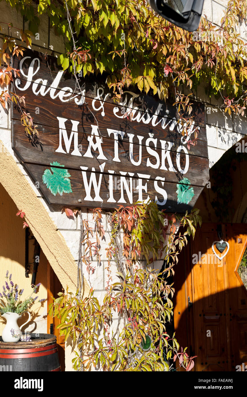 Une signalisation à l'extérieur de l'Matusko Winery, Croatie. Banque D'Images