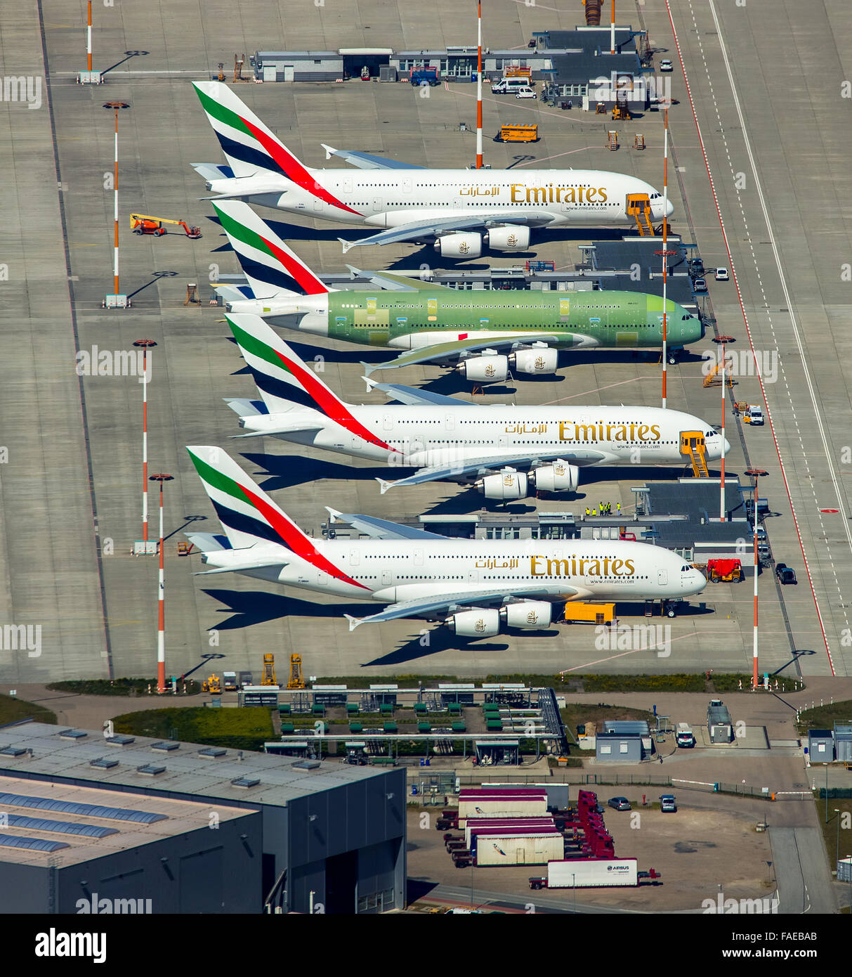 Vue aérienne, l'Airbus A380 pour Emirates avant de finir sur le tarmac, l'industrie de l'aéronautique, l'aéroport de Finkenwerder, Finkenwerder, Banque D'Images