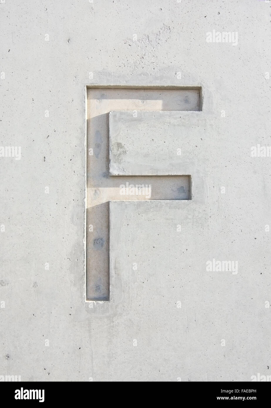 La lettre 'F' coupé en pierre blanche grisâtre de l'élément de conception Banque D'Images