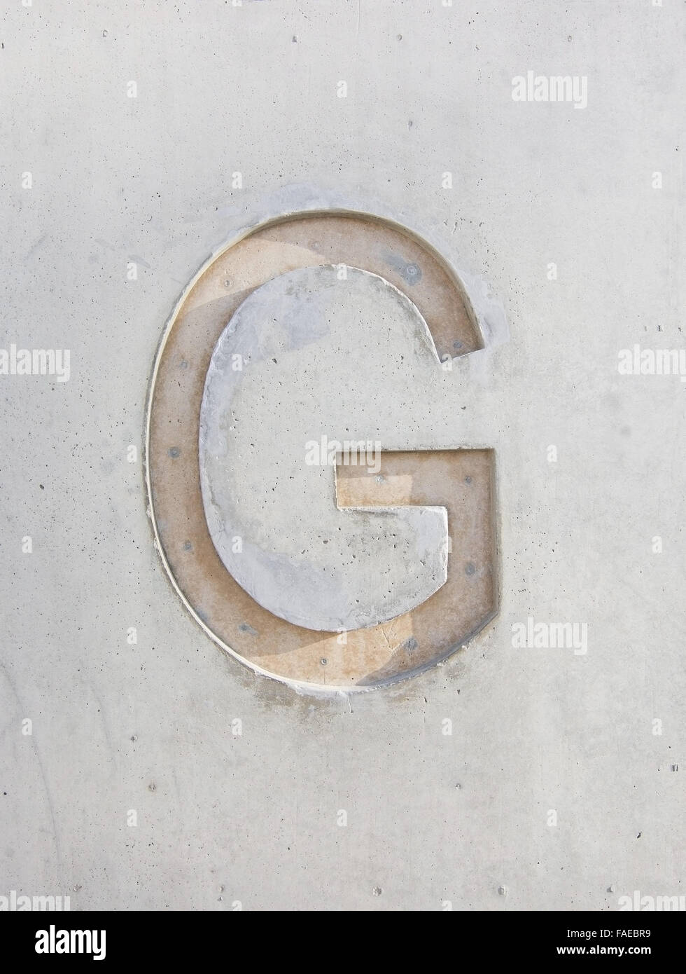 La lettre 'G' coupé en pierre blanche grisâtre de l'élément de conception Banque D'Images