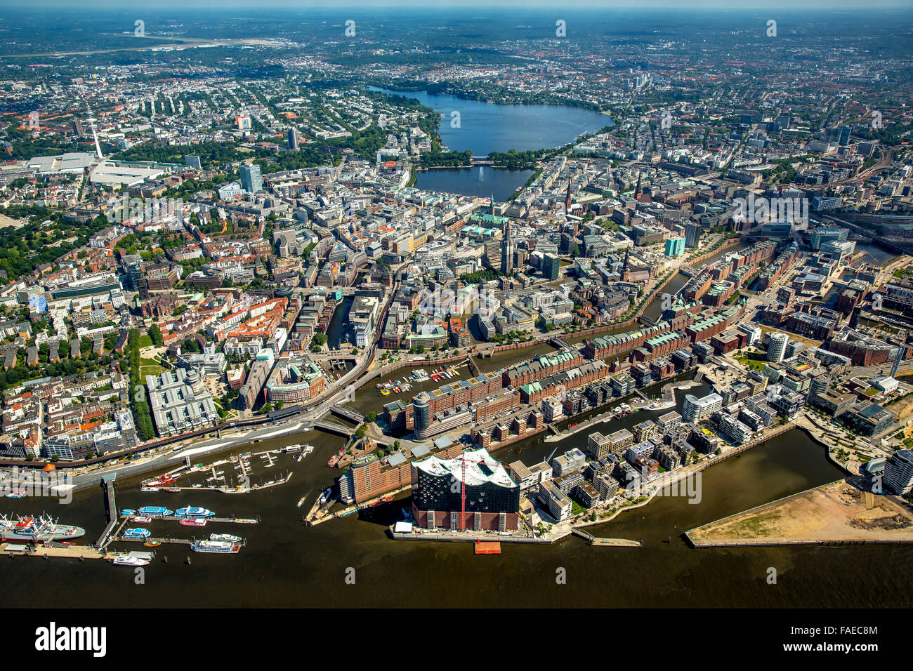Vue aérienne, avec Elbphilharmonie HafenCity, construction du toit de l'Elbe Philharmonic Hall, quartier des entrepôts de Speicherstadt, Banque D'Images
