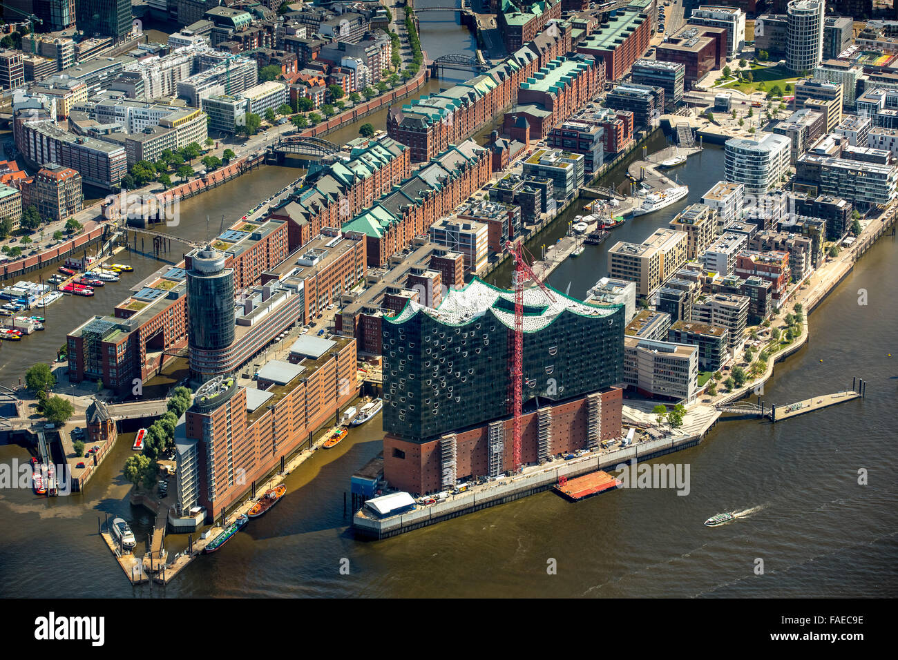 Vue aérienne, avec Elbphilharmonie HafenCity, construction du toit de l'Elbe Philharmonic Hall, quartier des entrepôts de Speicherstadt, Banque D'Images