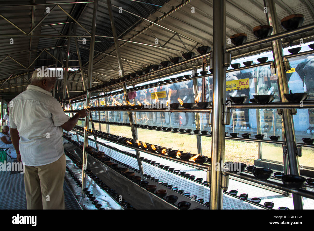 Homme oillamps ruwanveli burns à white stupa ou dagoba à anaradhapura Sri lanka Banque D'Images