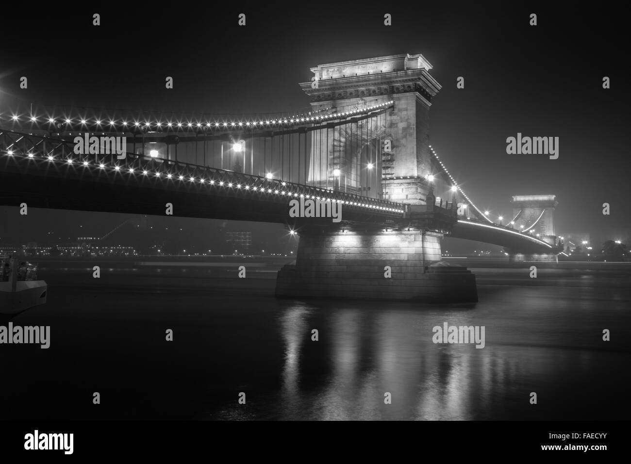 Pont des chaînes dans la nuit, avec les lumières se reflétant dans le Danube, Budapest Hongrie Banque D'Images
