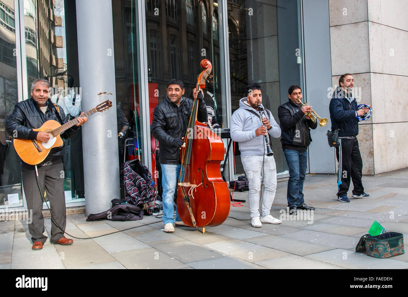 Groupe de musique de rue chilienne de la rue dans le centre de Manchester Banque D'Images