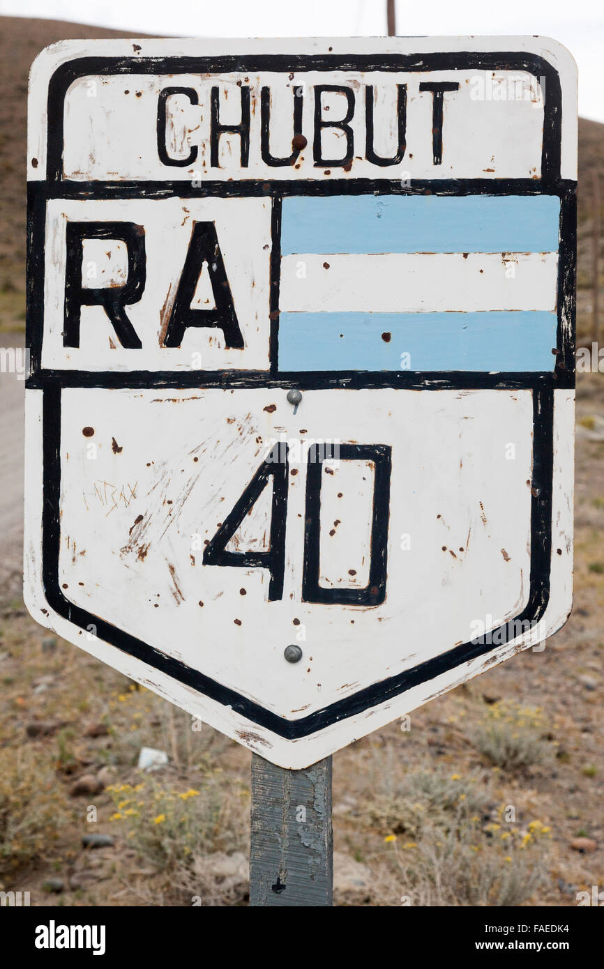 Signalisation routière pour Ruta Nacional no 40 ou Ruta 40, route nationale à Chubut, Argentine, Amérique du Sud Banque D'Images