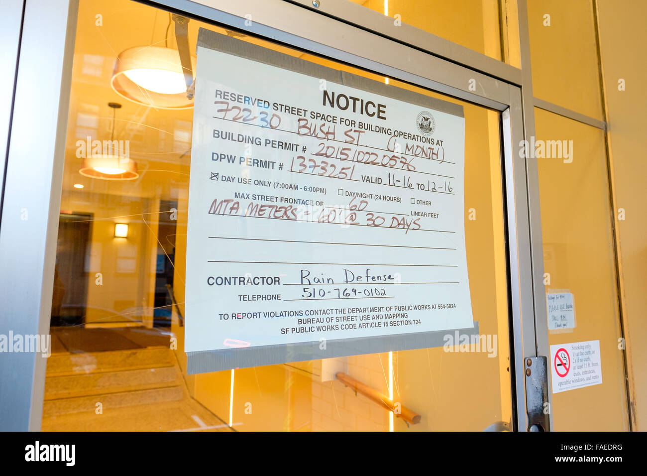 SAN FRANCISCO, CA - le 11 décembre 2015 : permis de construire affiché sur un site de construction à San Francisco. Banque D'Images