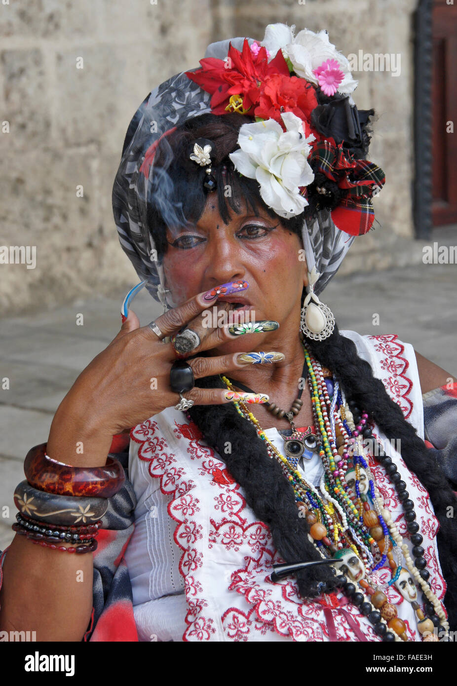 Femme colorés fumeurs de cigare, Habana Vieja (la vieille Havane), Cuba Banque D'Images