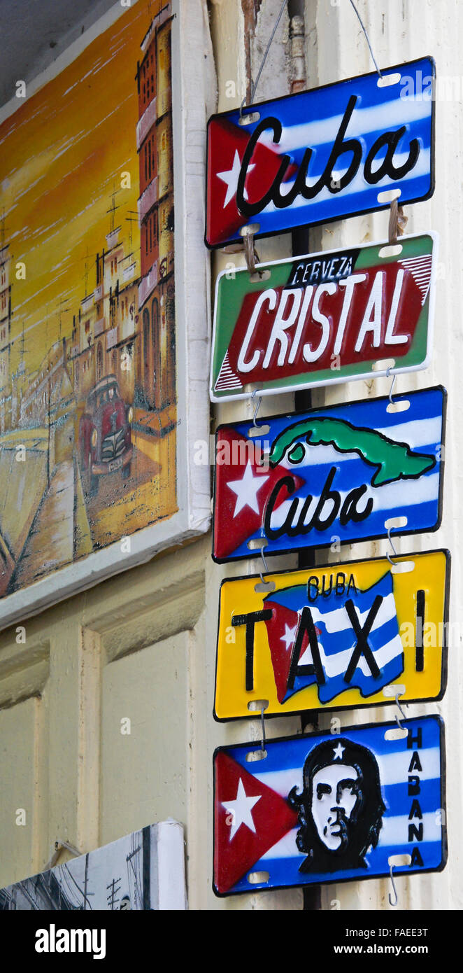 Plaques souvenirs en vente en boutique touristique, Habana La Havane (Cuba), Banque D'Images