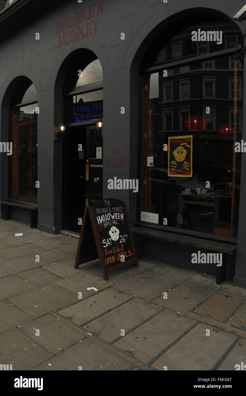 Portrait oblique 'drunken' restaurant et bar, avec des annonces spéciales Halloween, Shoreditch High Street, London, UK Banque D'Images
