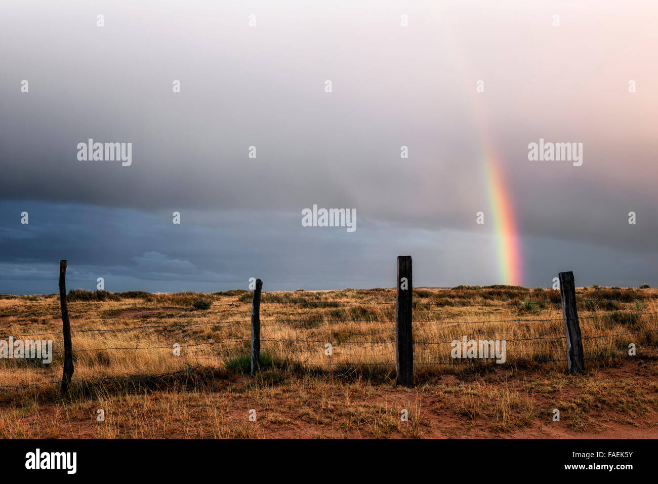 Affiche arc-en-ciel entre le formidable orage sur ces terres Navajo à distance dans le nord de l'Arizona's Coconino Comté. Banque D'Images