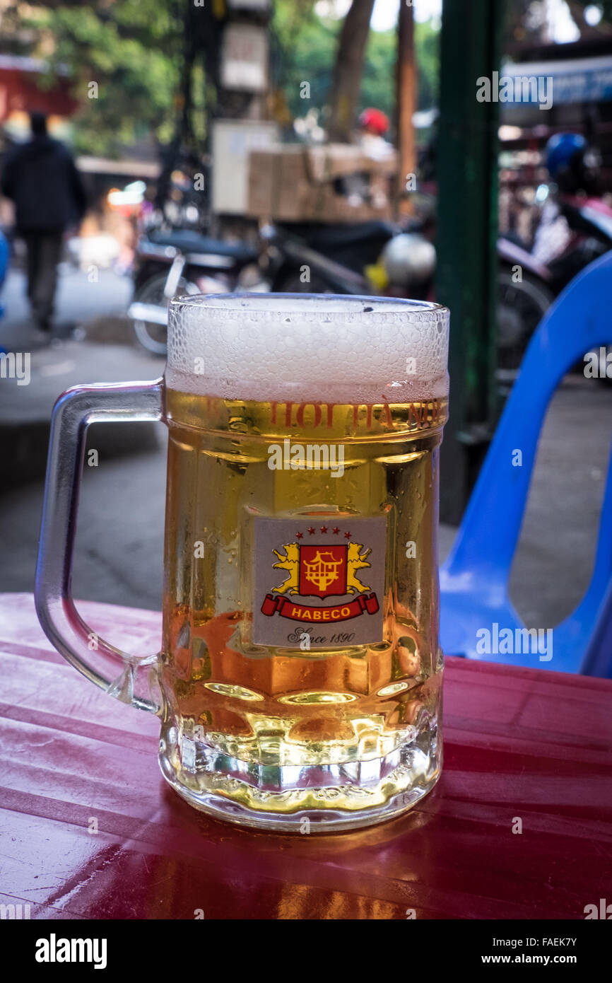 Un verre de Bia Hoi Hanoi (Hanoi) bière fraîche sur Tran Phu Street dans la vieille ville d'Hanoi Banque D'Images