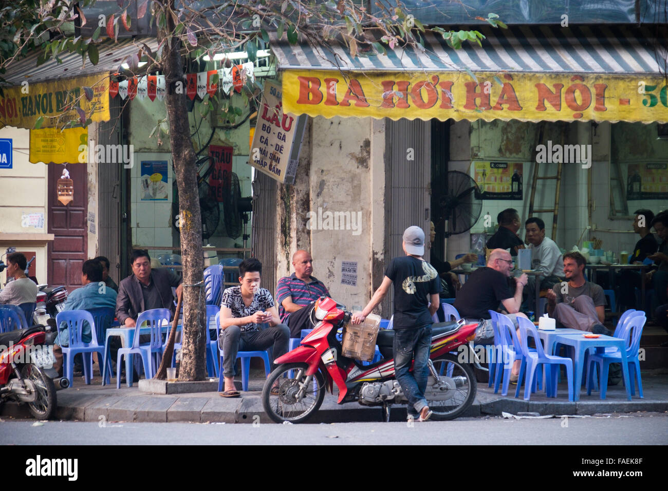 Les personnes qui boivent de la bière fraîche Bia Hoi (Bat) sur Dan Street, dans la vieille ville d'Hanoi Banque D'Images