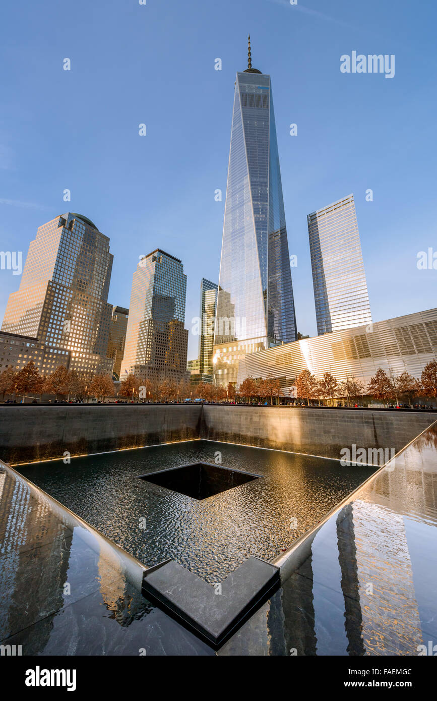 NEW YORK - Etats-Unis - 20 décembre 2015 : personnes près de freedom tower et 9/11 memorial Banque D'Images