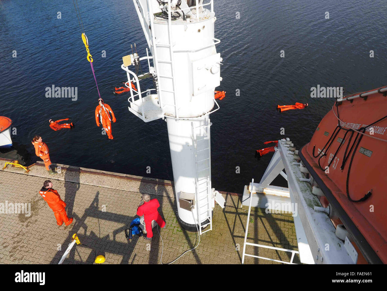 Detmold, Allemagne. Sep 23, 2015. Les participants d'une formation à la survie en mer des opérations portant des combinaisons de nager dans la mer Baltique près de Detmold, Allemagne, 23 septembre 2015. Un nombre croissant de femmes et d'hommes travaillent sur les eaux libres. Toute personne qui a l'intention d'entrer dans un parc éolien offshore a pour objet la formation sur la sécurité, y compris les techniciens de service, les membres du conseil d'administration, de chefs et de journalistes. Photo : HANS WILLE/dpa/Alamy Live News Banque D'Images