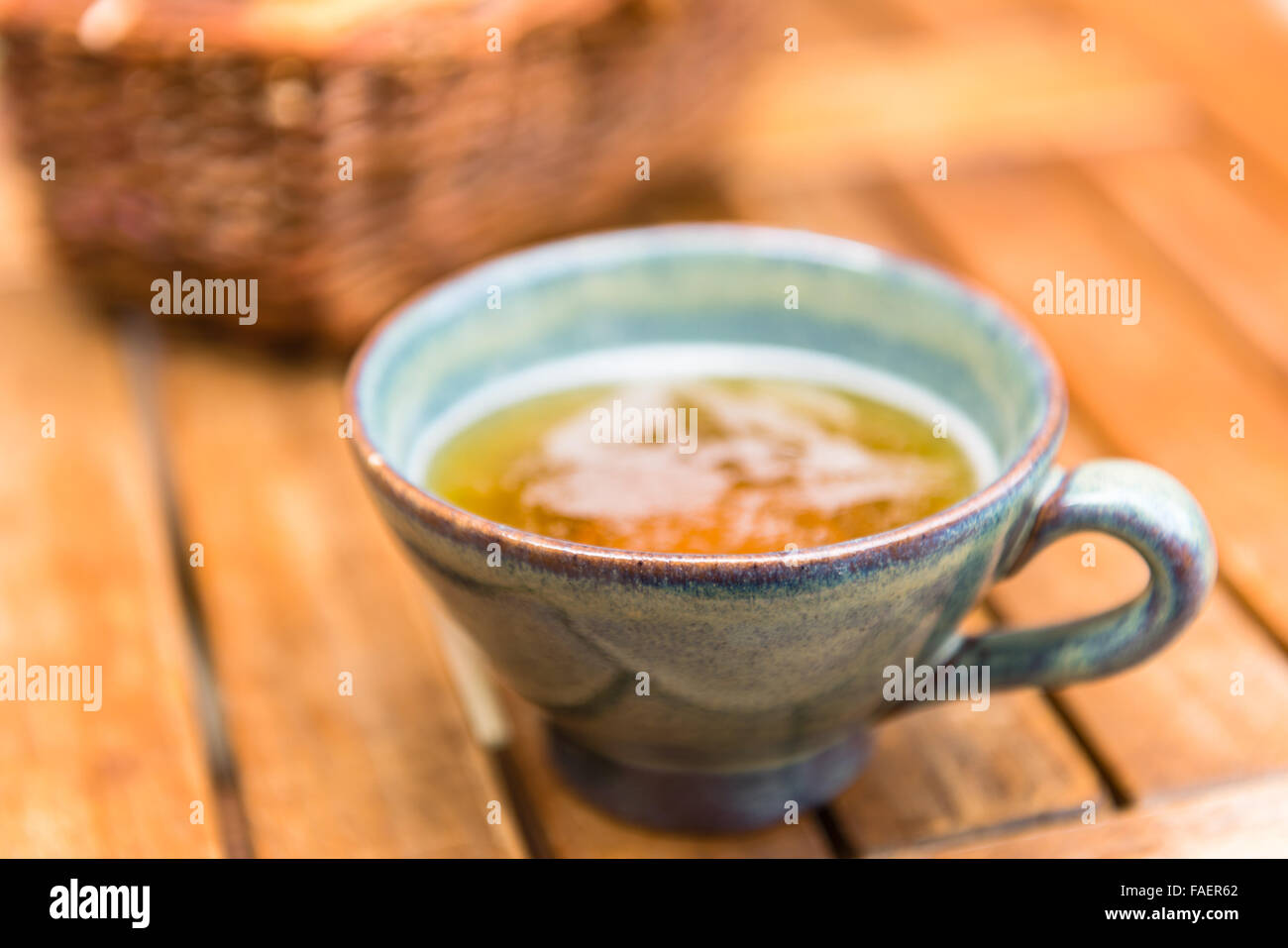 Cidre normand dans une tasse en céramique. Tourné avec un focus sélectif Banque D'Images