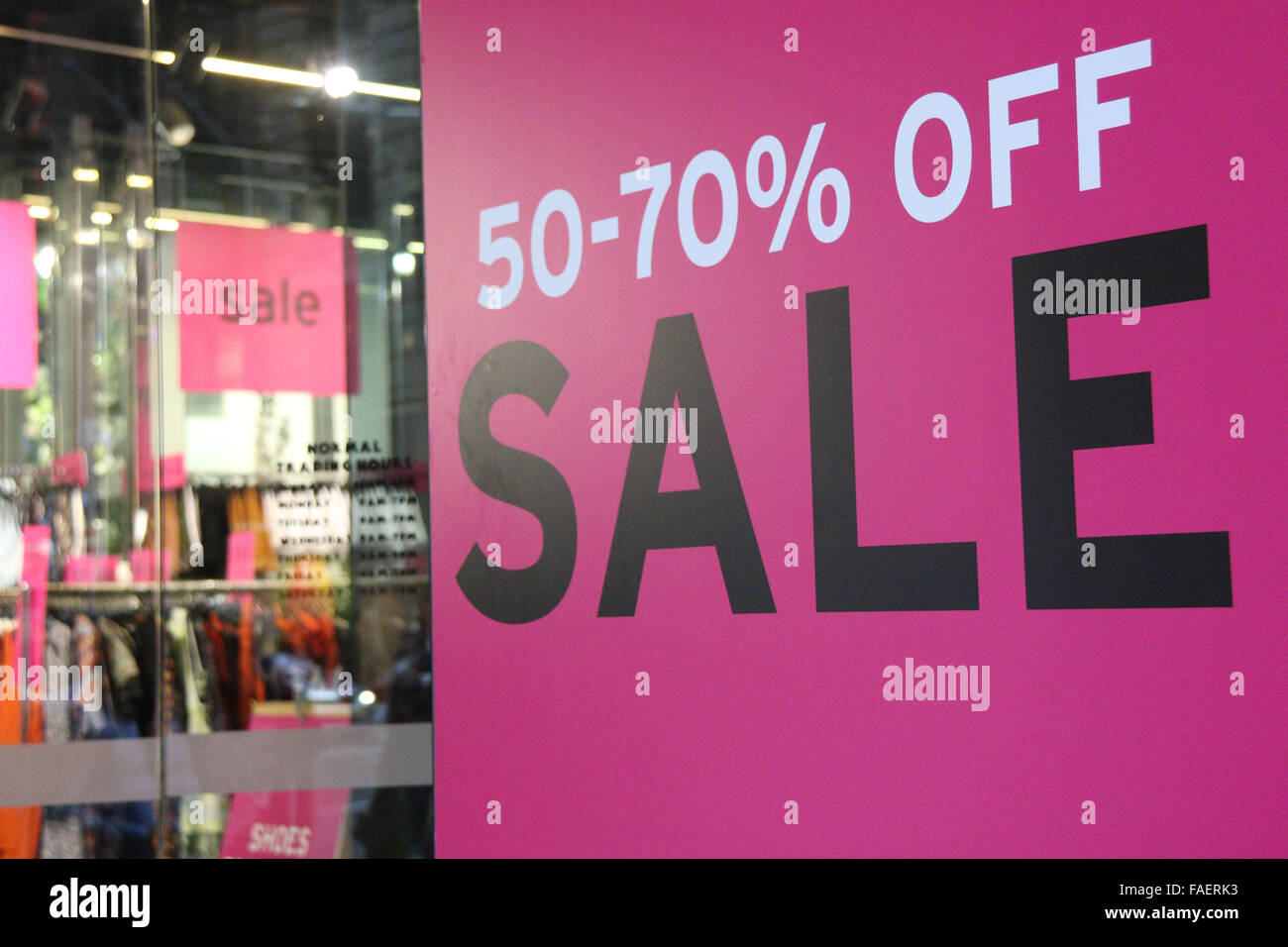 Sydney, Australie. 28 décembre 2015. Traditionnellement, juste après Noël de Boxing Day, il y a des gros rabais offerts par de nombreux magasins, qui peut attirer les foules. Sur la photo : Topman / Top shop store. Crédit : Richard Milnes/Alamy Live News Banque D'Images