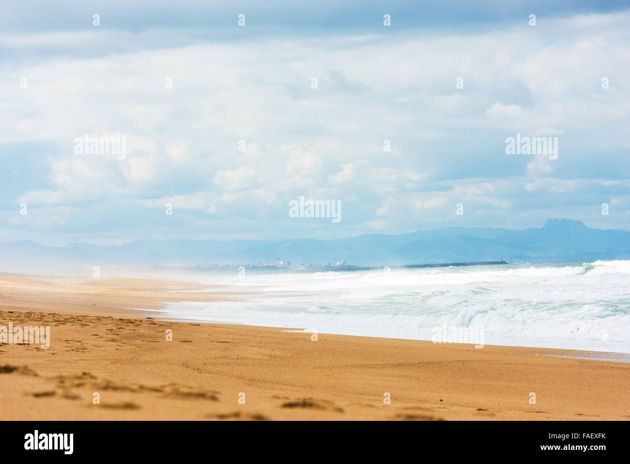 Longue plage avec des vagues de l'océan Atlantique. Le Département de la Gironde, France. Tourné avec un focus sélectif Banque D'Images