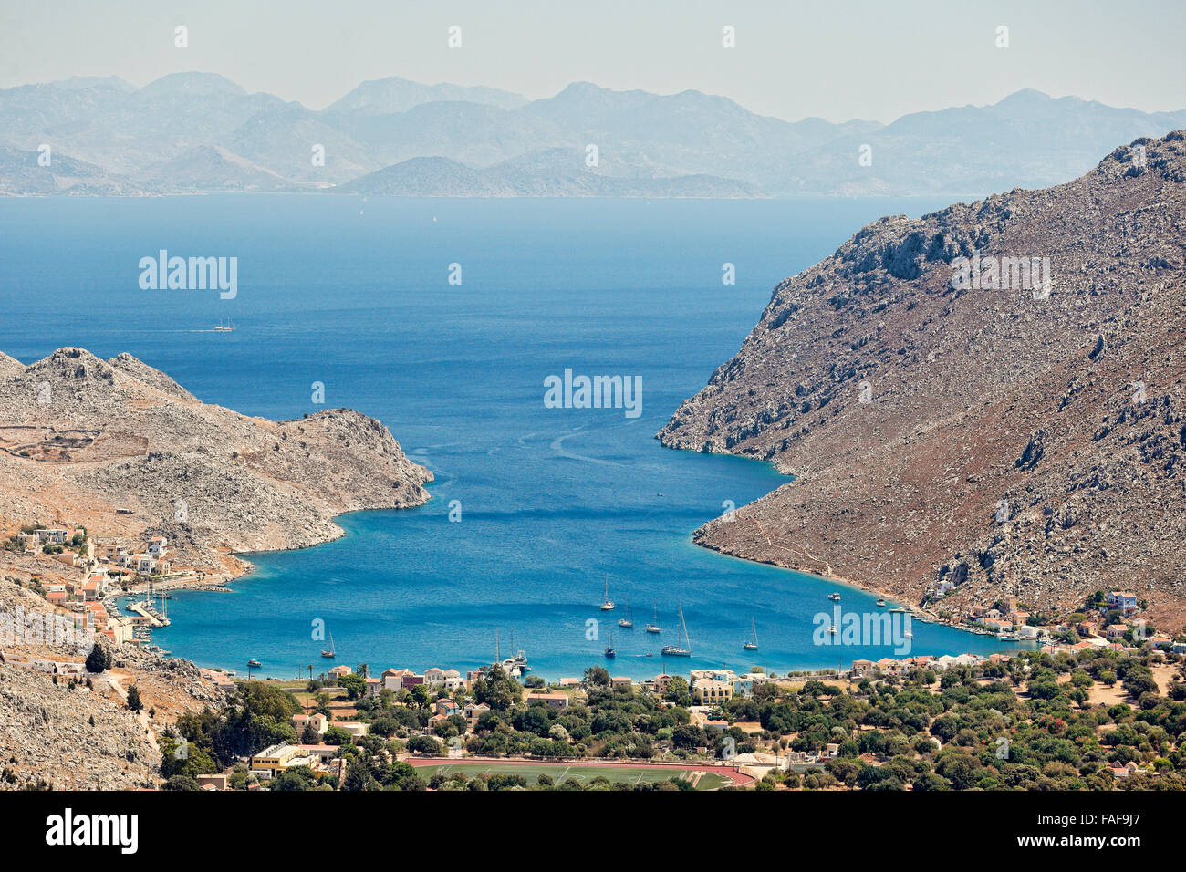 La baie de Pedi dans l'île de Symi, Grèce Banque D'Images
