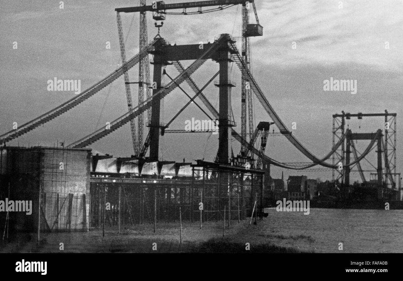 Die Adolf-Hitler-Brücke (später : Rodenkirchener Brücke) im Süden von Köln, Deutschland im Bau, 1940er Jahre. Adolf-Hitler-bridge (plus tard, Rodenkirchener Bruecke) dans le sud de Cologne, en construction, de l'Allemagne des années 40. Banque D'Images