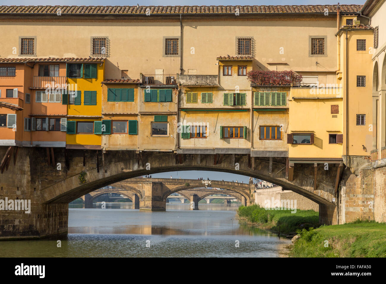 Le Ponte Vecchio et l'Arno, derrière d'autres ponts, Florence, Toscane, Italie Banque D'Images