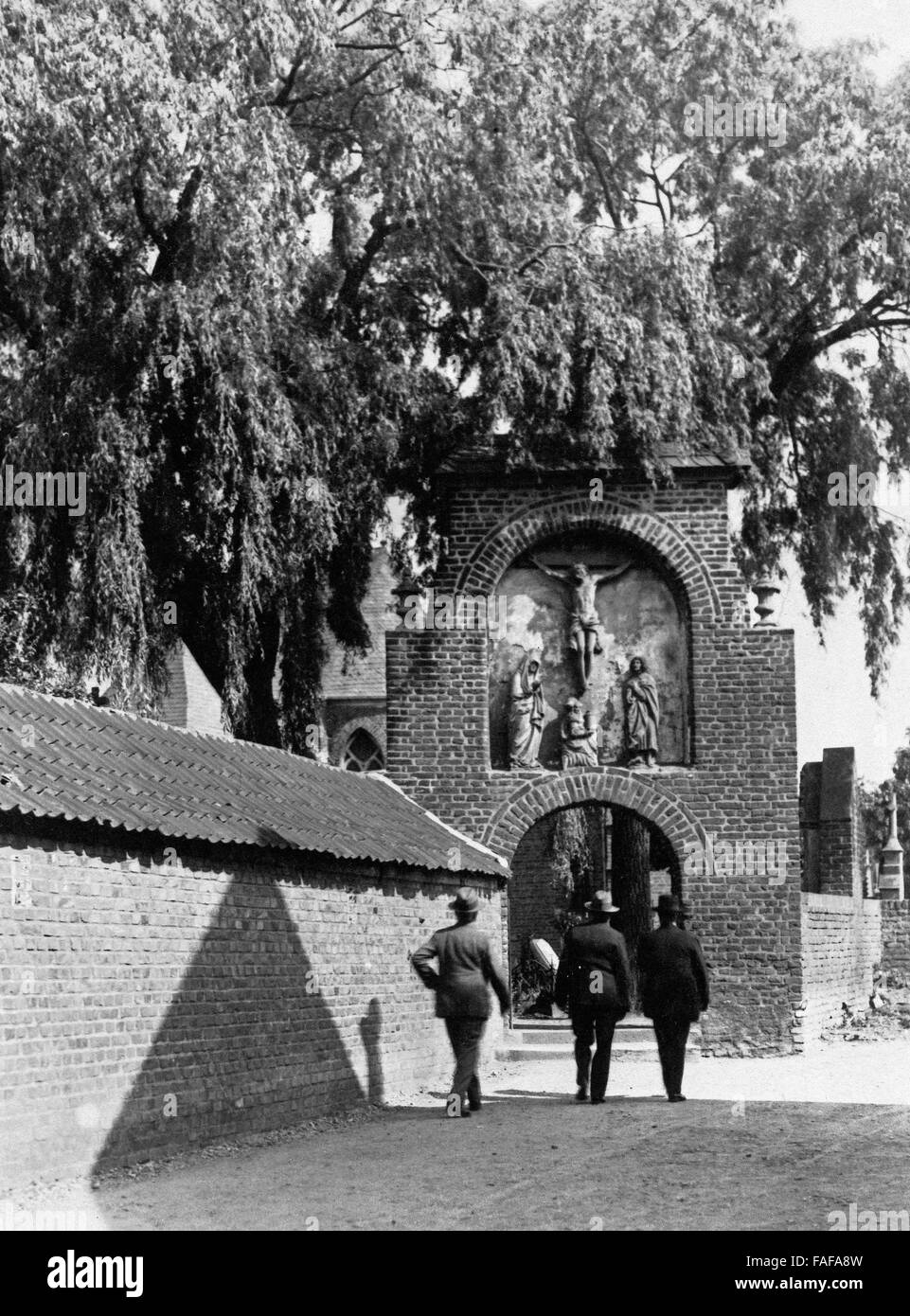 Drei Männer vor dem Eingang zum Friedhof Köln Esch, Deutschland 1920er Jahre. Trois hommes en face de l'entrée du cimetière à la Cologne Esch, l'Allemagne des années 20. Banque D'Images