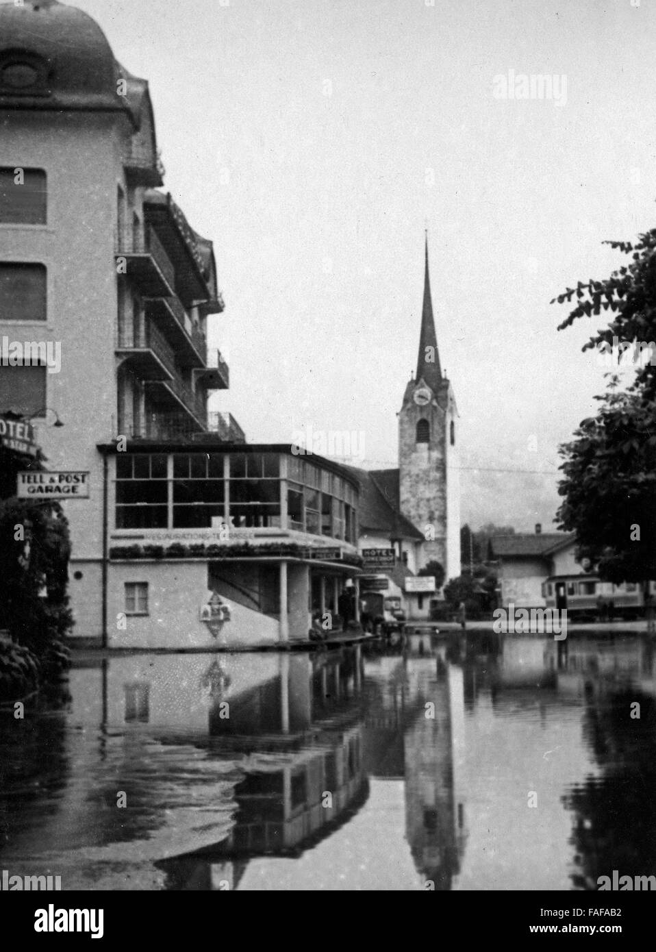 Hochwasser in Flüelen im Kanton Uri in der Schweiz, 1930er Jahre. Inondation à Fluelen au canton d'Uri, Suisse 1930. Banque D'Images