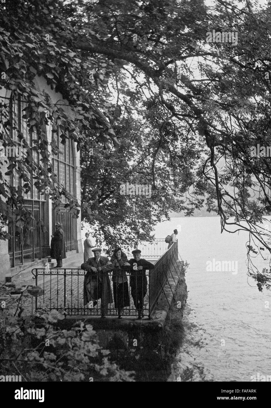 Touristen auf der Tellsplatte am Vierwaldstättersee im Kanton Uri, Schweiz 1930er Jahre. Les touristes à la plate-forme de dire sur le lac de Lucerne, dans le canton d'Uri, Suisse 1930. Banque D'Images