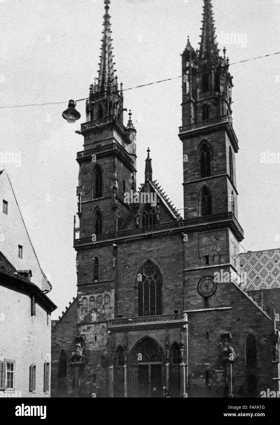 Die Frontseite des Münsters à Bâle, Schweiz 1930er Jahre. L'avant de la cathédrale de Bâle, Suisse 1930. Banque D'Images