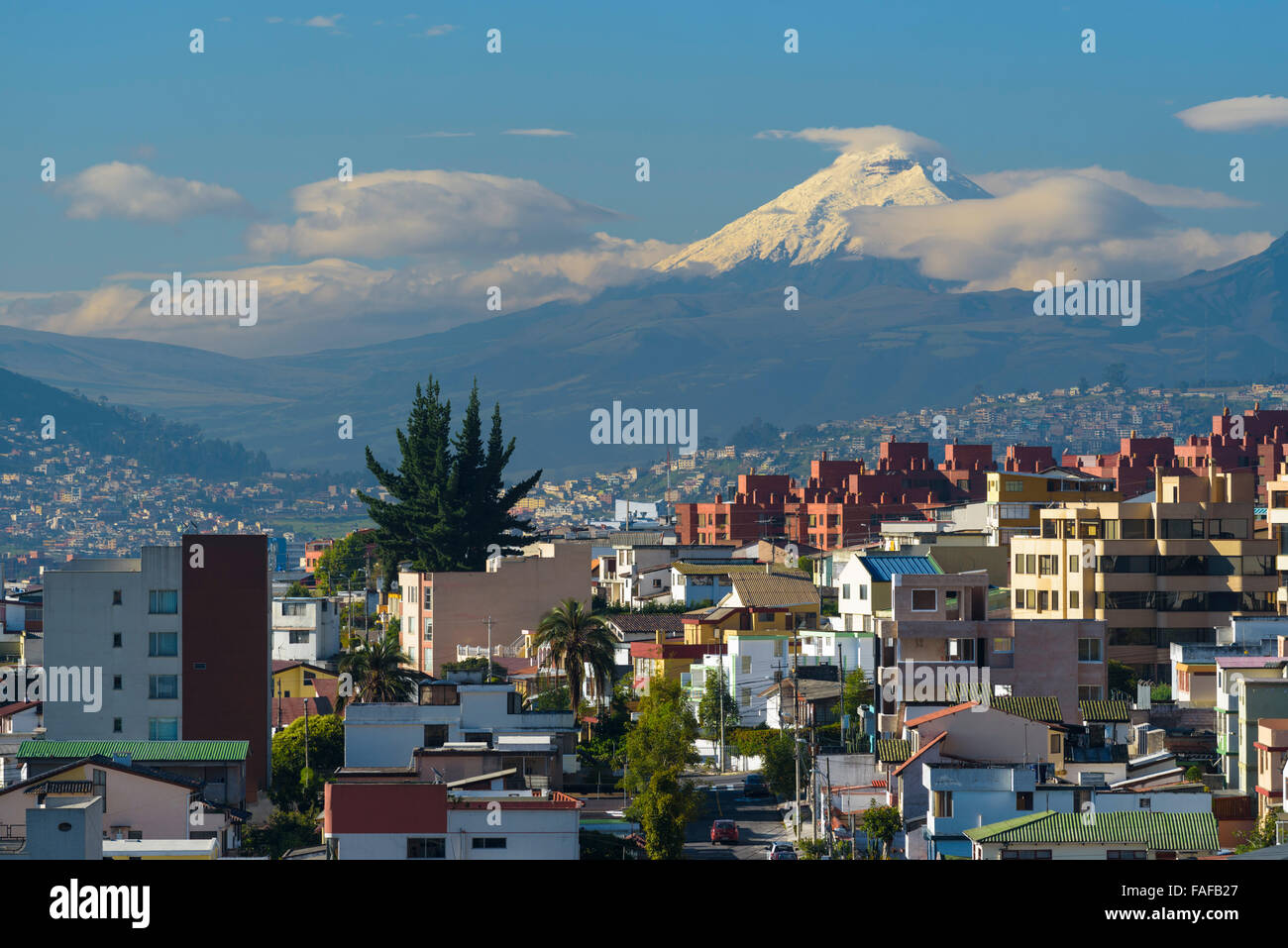 Quito avec Mt.Cotopaxi, Quito, Équateur, la province de Pichincha Banque D'Images