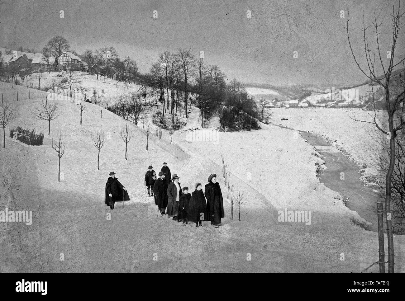 Spazieren Menschen im zugeschneiten Sülztal bei Düsseldorf, Deutschland 1920er Jahre. Les gens se promener à l'neigé dans Suelztal Valley près de Düsseldorf, Allemagne 1920. Banque D'Images