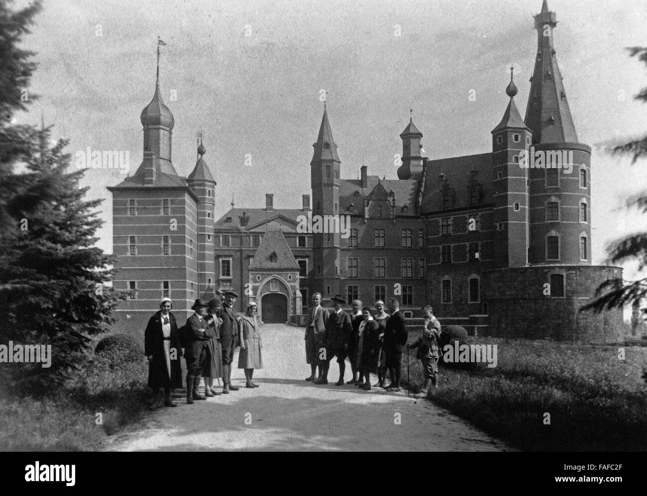 Wandergruppe vor dem Haus à Langerwehe dans der Rureifel, Deutschland 1930er Jahre. Wanderers en face de Merode château à Langewehe dans la zone Rur de l'Eifel, Allemagne 1930. Banque D'Images Wandergruppe vor dem Haus à Langerwehe dans der Rureifel, Deutschland 1930er Jahre. Wanderers en face de Merode château à Langewehe dans la zone Rur de l'Eifel, Allemagne 1930. Banque D'Images