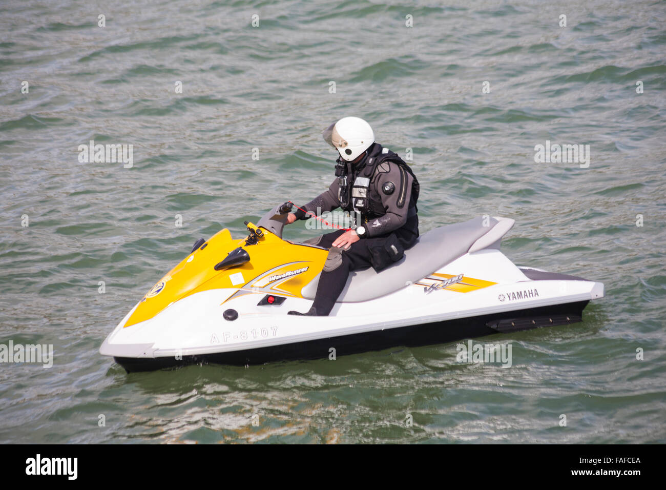 Sur l'homme à Bournemouth de jetski en Août Banque D'Images