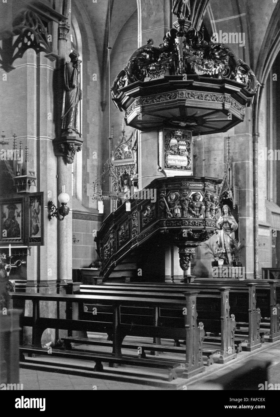 Im Inneren der St Pankratius Kirche in Deutschland, Bergheim bei Paffendorf 1920er Jahre. À l'intérieur de l'église St Pankratius à Paffendorf près de Bergheim, Allemagne 1920. Banque D'Images