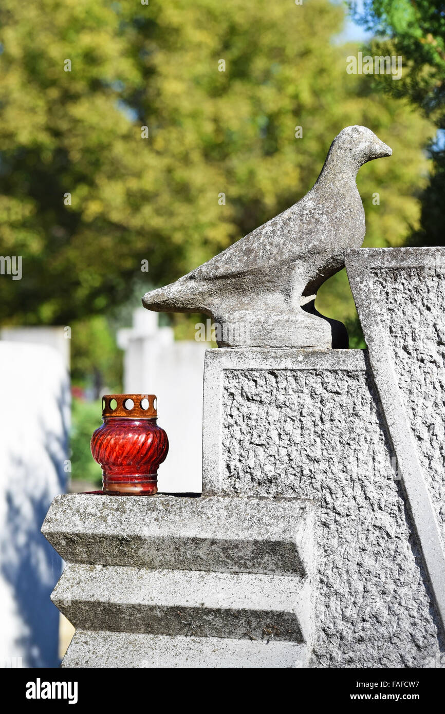 Dove et de la lanterne sur la pierre tombale dans le cimetière public Banque D'Images Dove et de la lanterne sur la pierre tombale dans le cimetière public Banque D'Images