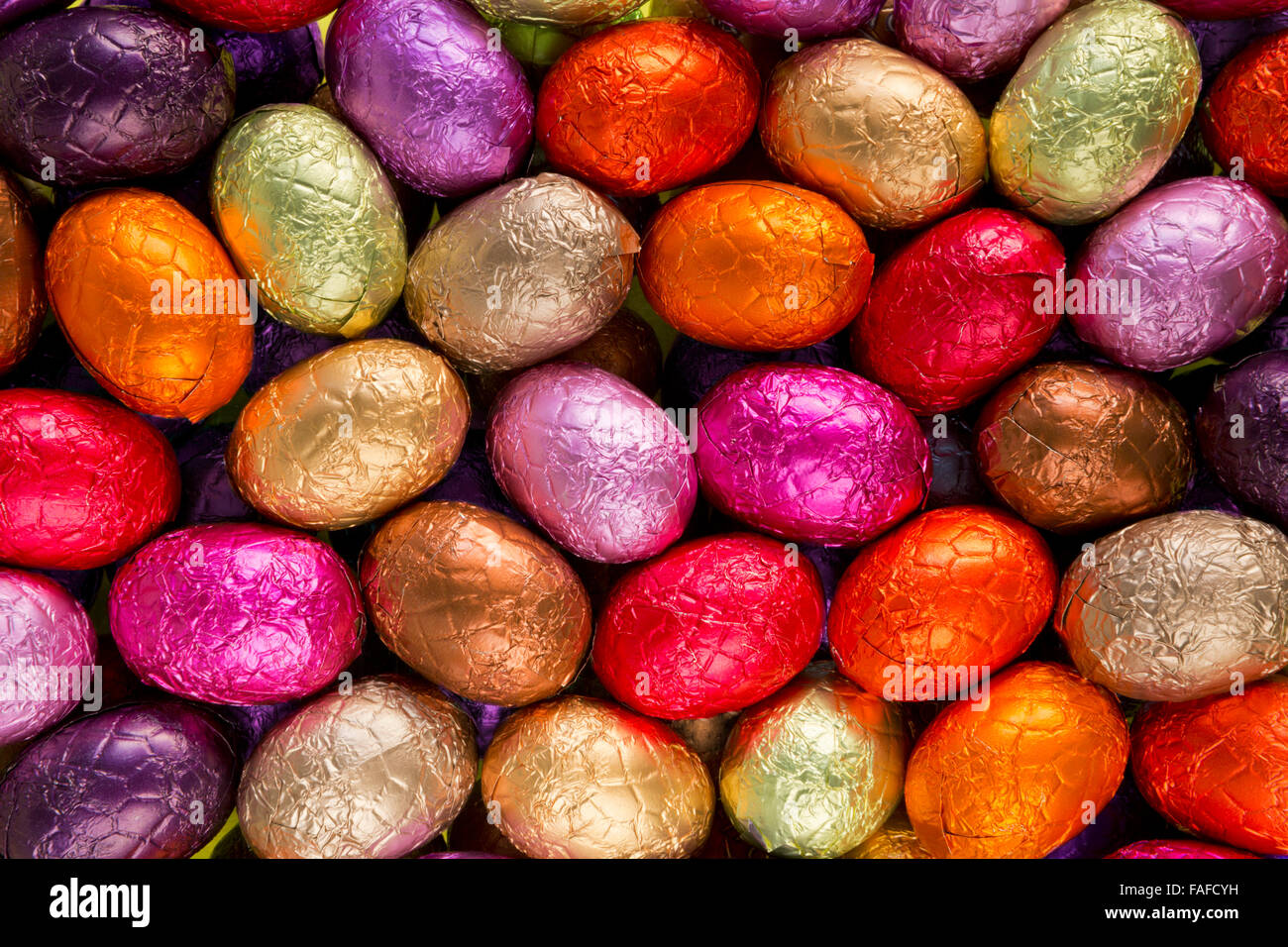 Assortiment de rouge, jaune et rose d'oeufs de Pâques au chocolat. Banque D'Images