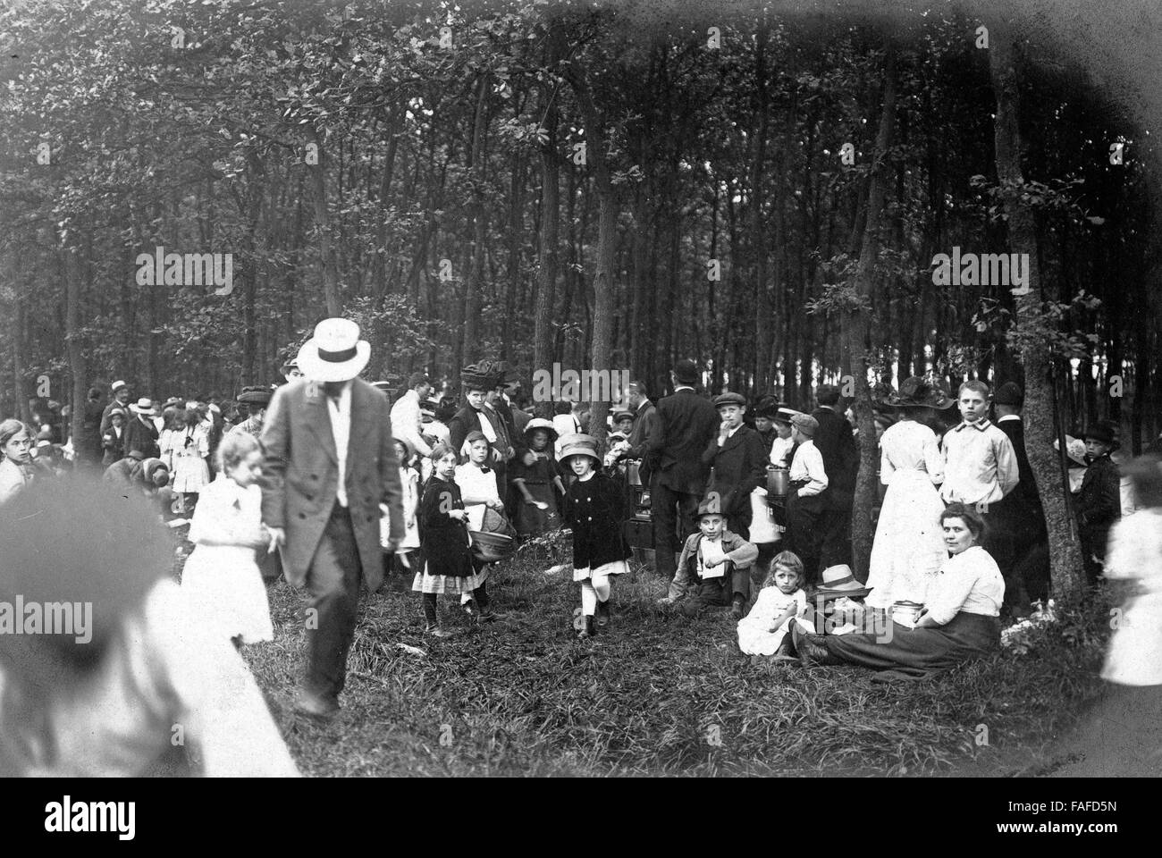 Gruppe der Naturfreunde bei einem Frühlingsfest Cöln, Deutschland 1910er Jahre. Groupe d'Naturfreunde Coeln ayant un temps de printemps, l'Allemagne des années 1910. Banque D'Images
