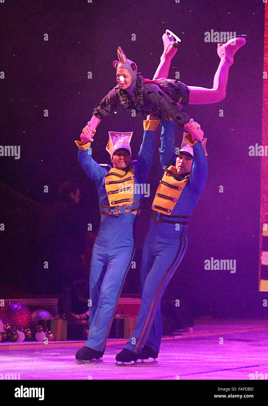 Londres, Royaume-Uni. 28 Dec, 2015. Répétition générale de la 'Imperial Ice Stars - Casse-noisette on Ice" au Royal Albert Hall, Londres le 28 décembre 2015. Casse-noisette sur glace est ouvert au Royal Albert Hall, le lundi 28 décembre 2015 au 2 janvier 2016 Crédit : KEITH MAYHEW/Alamy Live News Banque D'Images