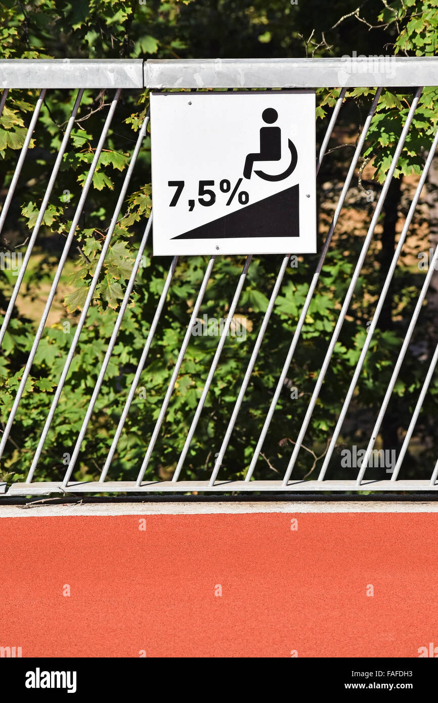 Rampe handicapés signe sur une clôture métallique Banque D'Images