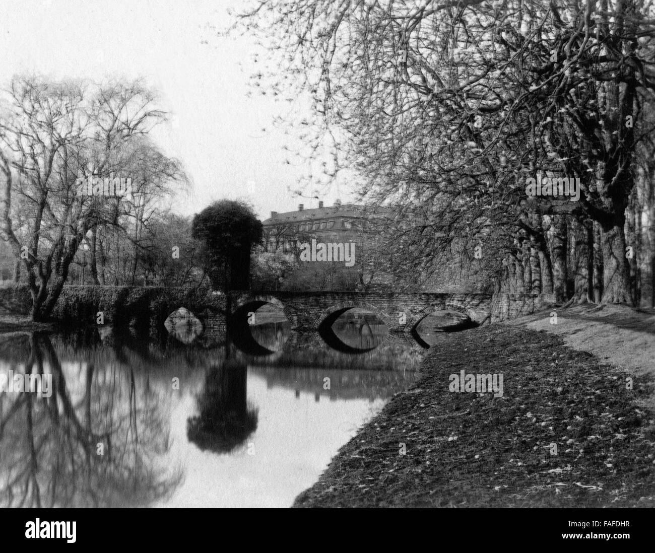 Brücke über einen Fluß beim Schloss à Brühl, Deutschland 1920er Jahre. Pont sur une rivière près du château de Bruehl, Allemagne 1920. Banque D'Images