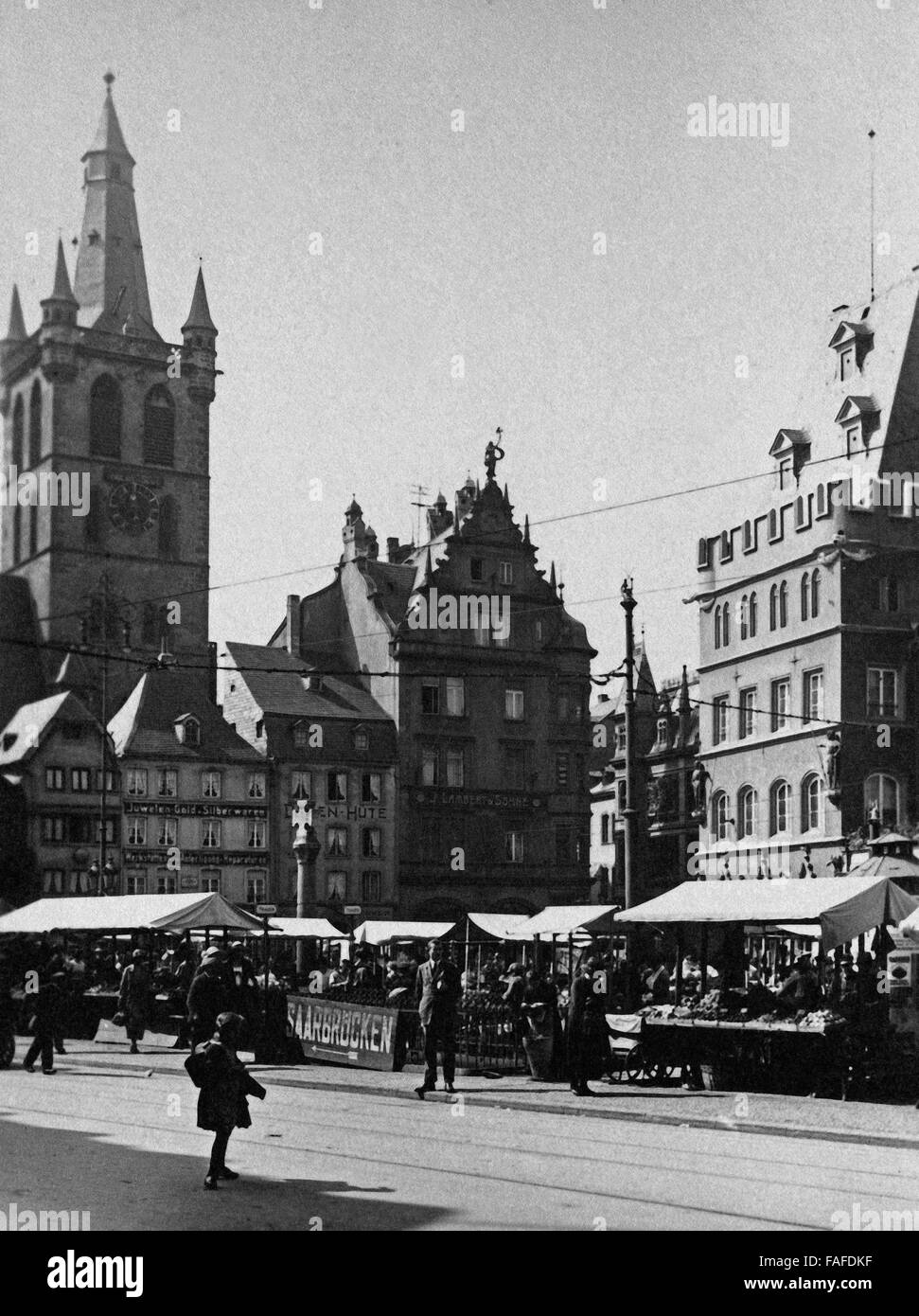 Blick auf die Kirche Saint Gangolf und den Marktplatz in der Innenstadt von Trier, Deutschland 1930 er Jahre. Vue de l'église de Saint Gangolf et principal marché à Trier, Allemagne 1930. Banque D'Images