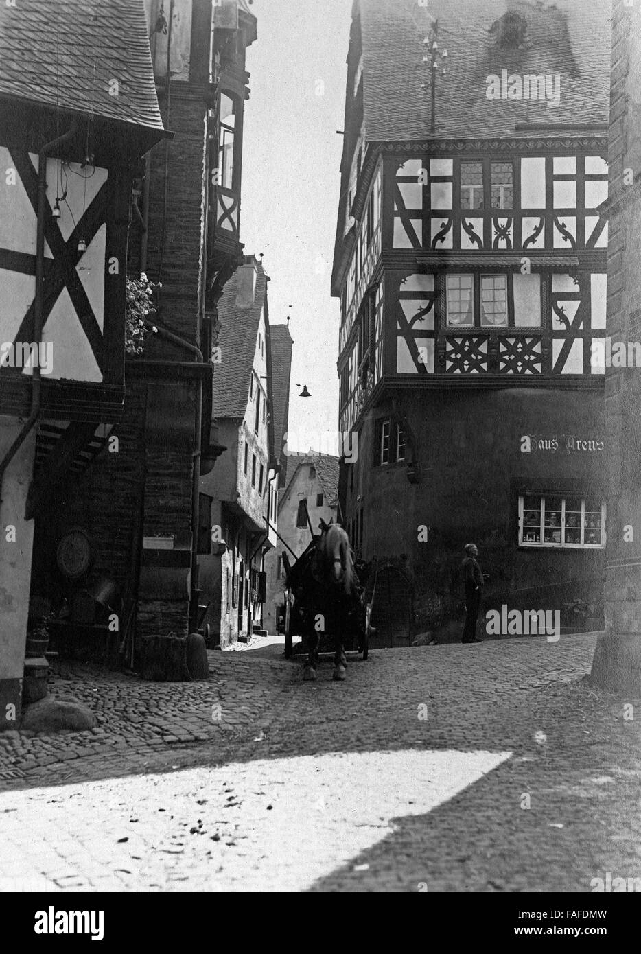 Altes Fachwerkhaus 'Haus Arens' dans Uerzig an der Mosel, Deutschland 1930 er Jahre. Vieille maison à colombages 'Haus Arens' à Uerzig sur Moselle, Allemagne 1930. Banque D'Images