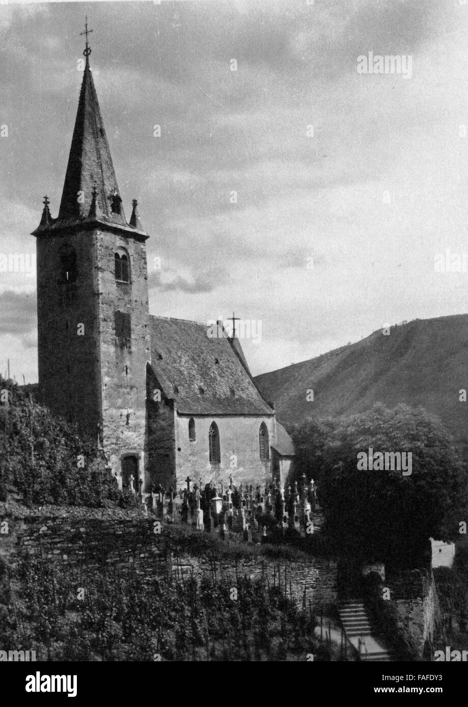 Johanneskirche Die in den Weinbergen um Hatzenport an der Mosel, Deutschland 1930 er Jahre. St John's Church dans le vignoble autour de Hatzenport sur Moselle, Allemagne 1930. Banque D'Images